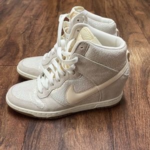 Women’s Nike Sky Hi Dunk (wedge sneaker), Off White/Gray/Metallic, size 6.5